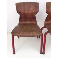 Vintage schoolstoeltjes met bordeauxrode pootjes nr 150